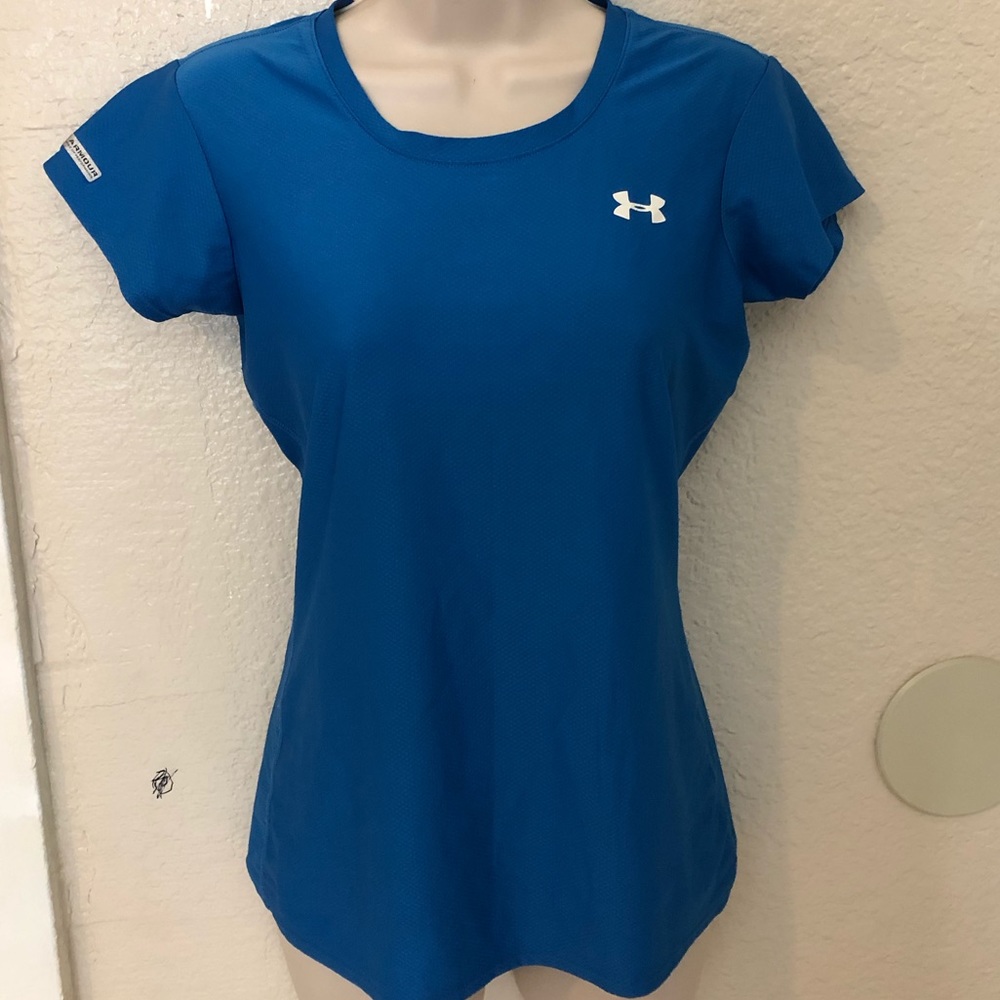 Fitted Under Armour Shirt for woman.